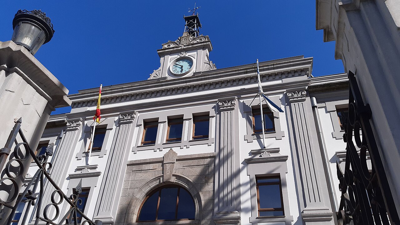 1280px-Audiencia_provincial_da_Coruña_(fachada_frontal_e_reloxo),_20240508 1280px-Audiencia_provincial_da_Coruña_(fachada_frontal_e_reloxo),_20240508